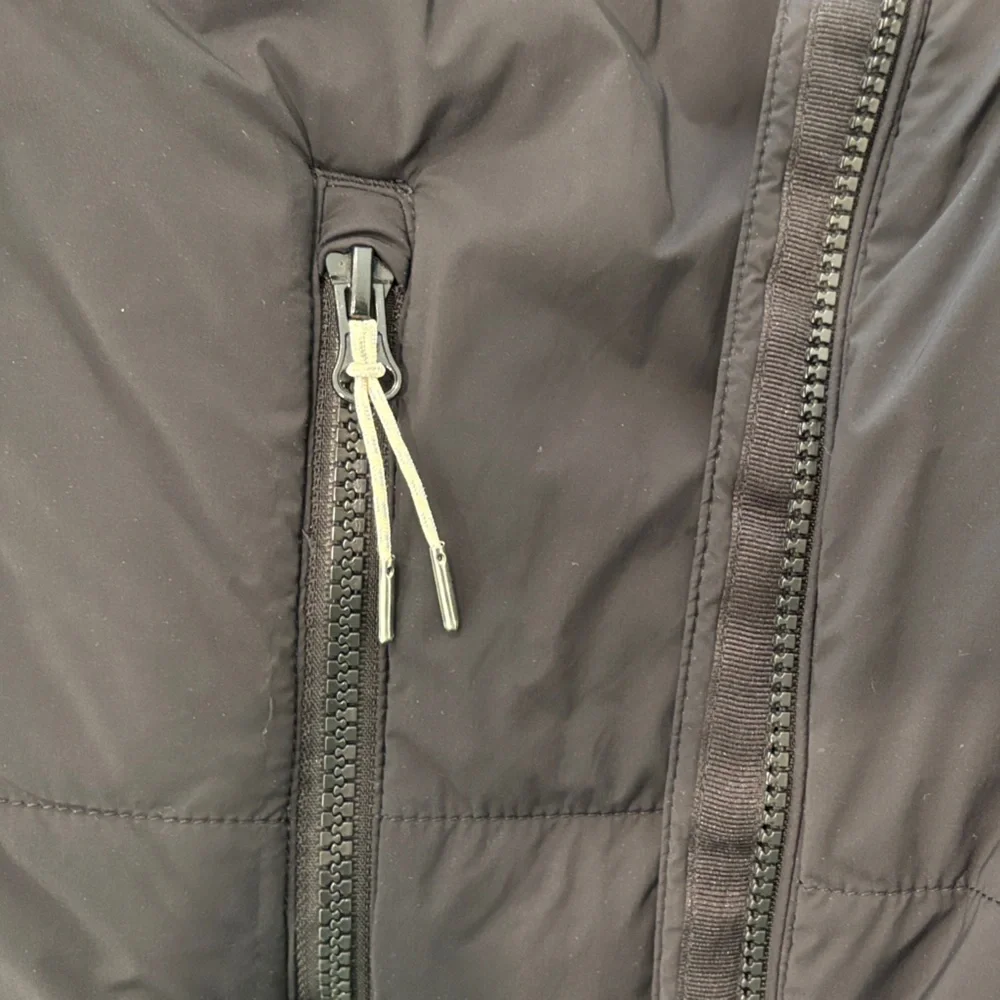 Vuori Black Quilted Puffer Jacket - Picture 6 of 6